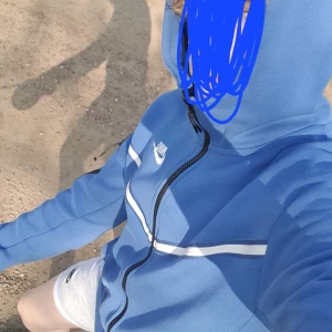 Nike tech fleece - Säljer min tech fleece pga att jag har ändrat stil. Storleken är xs men det passar perfekt på mig som är S