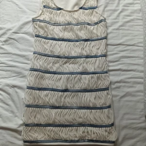 Vit sommarklänning  - Klänning i fint skick till bra pris. 