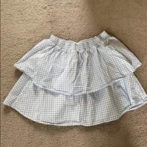 Super söt kjol till sommaren, den är som ny och säljer för att den ej passar mig🌷