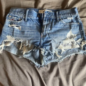 Jeansshorts  - Slitna jeansshorts från hollister, använda någon enstaka gång