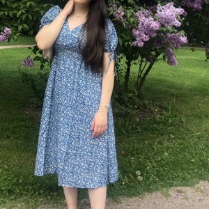 En klänning  - En blommig klänning som använts 3 gånger. Den är i skick som ny. Köparen står för frakt!