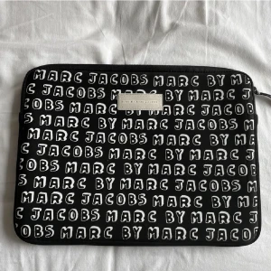 Marc Jacobs datorfodral  - Snygg datorfodral, använd men är i bra skick!