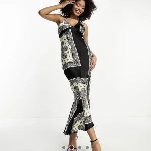 Klänning asos  - Jättesnygg klänning från asos, helt ny med prislapp kvar då jag glömt returnera.  Ordinarie pris: 455kr  