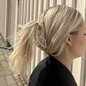 Hårklämma ”Vinge” - Hårklämman ”Vinge” går nu att köpa, en lyxig detalj i vardagen🦋