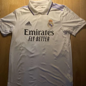 Real Madrid t-shirt  - Helt ny, äkta och säljer den för den passar ej mig. Vini jr på ryggen 