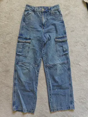 Baggy Cargo jeans från hm i nyskick. Fläcken där back går att tvätta bort. Nypris 300kr. 