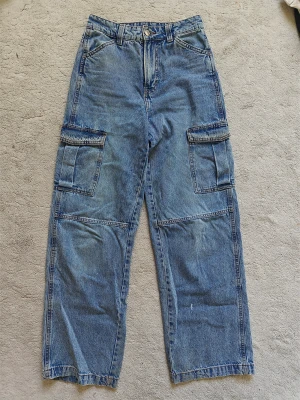 Cargo jeans - Baggy Cargo jeans från hm i nyskick. Fläcken där back går att tvätta bort. Nypris 300kr. 