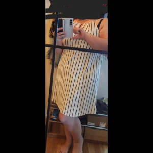 Oanvänd Mango BSics - Oanvänd klänning. Det passar Xl /XXL storlek. Färg är creme. 