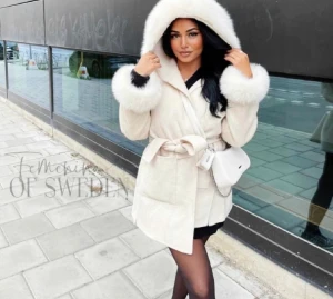 Pälskappa femenina of sweden - Pälskappa från femenina.se sparsamt använd. Storlek Xs/s i oversize modell.   nypris 3899kr, säljer den för 2500kr