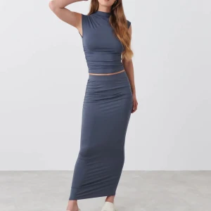 Kjol - Säljer denna superfina kjol från Gina tricot i storlek XS, som är slutsåld på hemsidan. Säljer pga att jag råkade beställa två. Helt oanvänd. 💗Lägg bud eller köp direkt för 300kr.  