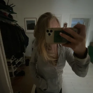 Juice couture tröja - Jag säljer denna finna juicy couture tröjan eftersom den inte används längre ❤️ 