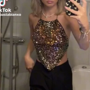 Glittrig topp Pull&Bear - Ascool glittrig topp med knyte i ryggen och nacken från Pull&Bear. Perfekt till fest! Aldrig använd, den har till och med prislappen kvar. Nypris 229 kr✨🩷