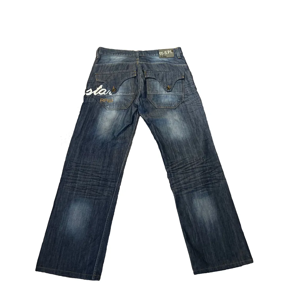 Ett par snygga vintage jeans av märket G-Star som har broderings design på sig med rikdigt snygga bakfickor  100% cotton  , Skick 9/10 . Jeans & Byxor.