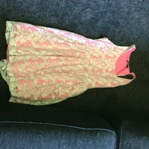 Klänning  - Jag säljer min superfina sommar klänning.använd-3-5 gånger skriv om du är intresserad 