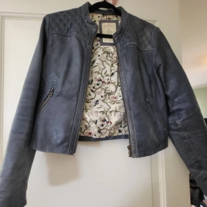 Skinnjacka  - Så fin skinnjacka från Esprit, den är mycket slitstark och i läder
