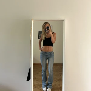 Brandy Melville - Säljer dessa sjukt snygga lågmidjade brandy melville jeans då de inte kommer till användning!❤️