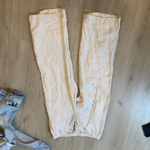 lågmidjade Linnebyxor - Dessa är tyvärr lite korta på mig som är 176. Jätte fina linnebyxor. Saknas en knapp som inte syns när de andra är stängda 💕