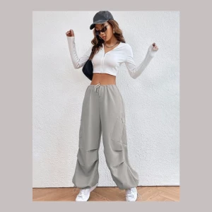 Cargopants  - Helt oanvända cargopants som tyvärr var förstora! (Egentligen storlek S, men såg i Reviews att folk som gått ner en storlek tyckt dem sitter bra!)