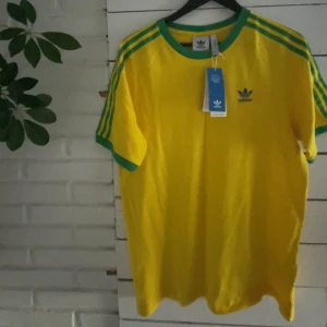 FB NATIONS TEE adidas gul  - Storlek M, köpte den ny för 380kr  Säljer för 190kr plus frakt, helt oanvänd, prislappen finns kvar    priset är inte hugget i sten :)  