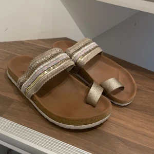 Palmy shoes - Palmy shoes, nästintill oanvända. Därav liten fläck på skon, syns på bild 2