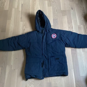 Canada goose jacka! - En Canada Goose jacka som är i riktigt bra skick och är fullt fungerande. Använd ett par gånger bara.  ⚠️Den är äkta⚠️ Priset är inte hugget i stenen