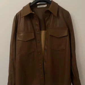 Skinnskjorta - Knappt använd