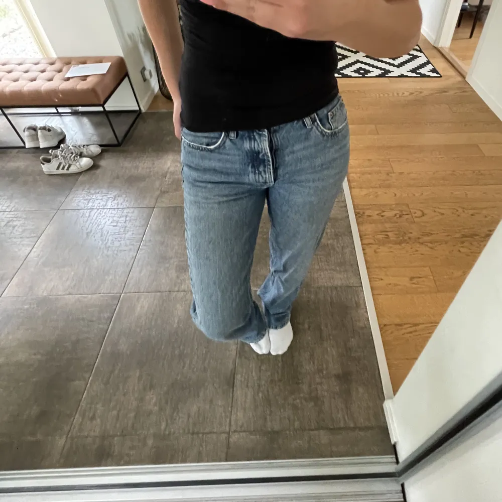 Mid waist straight jeans från zara. Säljer då jag inte använder och lite för små. Storlek 38 men passar nog också 36 då de är små i storleken. . Farkut & Housut.