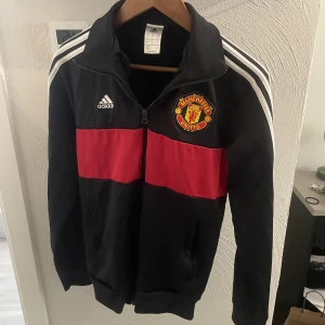 United tröja - Manchester United tröja som är för liten för mig därav att jag säljer den. Snabb affär gärna kan tänka mig att sänka priset använd max 5 gånger 