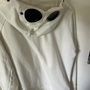 CP company hoodie - Riktigt skön CP hoodie i väldigt bra skick. Köpt för ungefär 1år sedan men inte så mycket använd. Skick 9/10 det är bara komma med frågor o vid behov av mer bilder