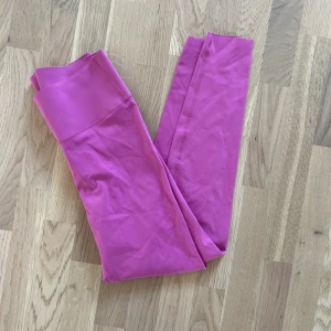 Träningstights - Såljer dessa tröningstight från hm i super fin färg, tyvärr passar de inte så de är aödrig använda, Jag fraktar endast och köparen står för frakten❣️