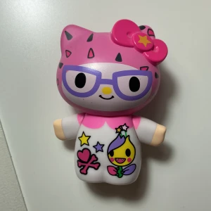 Hello kitty figur - Hello Kitty med glasögon som stått o samlat damm de senaste åren😄 huvudet kan vridas🙈