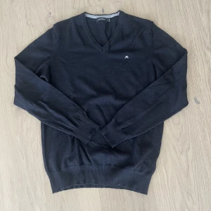 J Lindeberg tröja L - Super skön tröja från J Lindeberg. Knappt använd// tröjan är i nyskick! Nypris är 1300kr men jag säljer min mycket billigare då jag rensar kläder! 