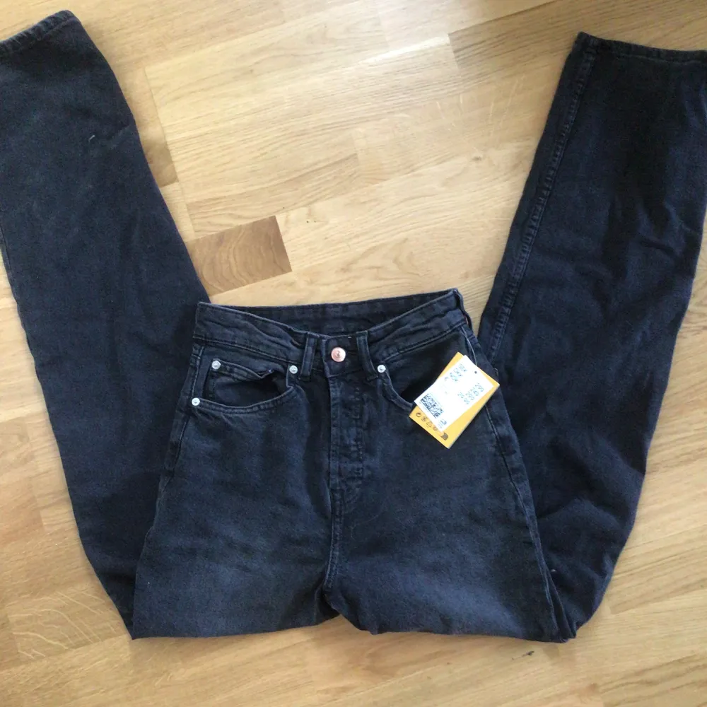 Säljer dessa jeans från H&M då de inte har kommit till användning. Köpte de för 300 kr och säljer de för 80 kr ( dem är helt oanvända och har kvar lappen💕. Jeans & Byxor.