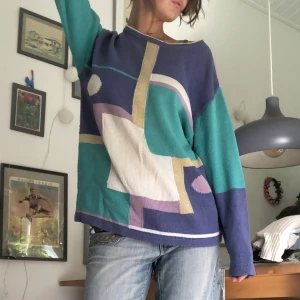 Rolig stickad tröja  - Stickad tröja med mönster och fina färger 