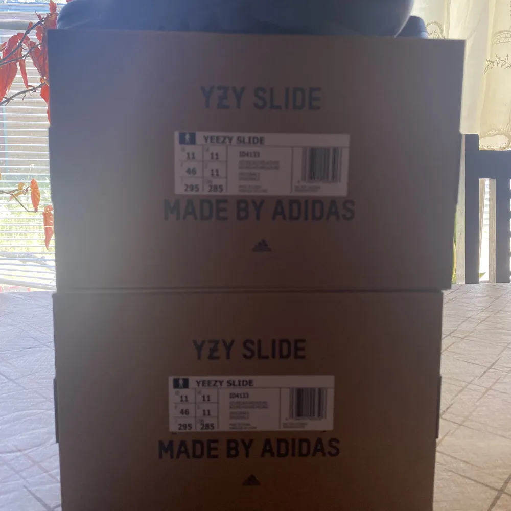 Säljer två par adidas yeezy slide Azure. Båda i storlek 46. Passar runt 43-44. Båda helt nya med box och kvitto.. Skor.