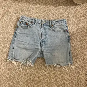 Jättesnygga ljusblå low waits jeans shorts från lager 157. Köpta för 200kr men går ej att köpa i butik längre. Sälj pga att dem har blivit för små. 