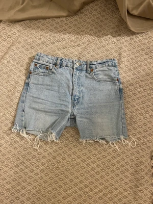 Jeans shorts - Jättesnygga ljusblå low waits jeans shorts från lager 157. Köpta för 200kr men går ej att köpa i butik längre. Sälj pga att dem har blivit för små. 