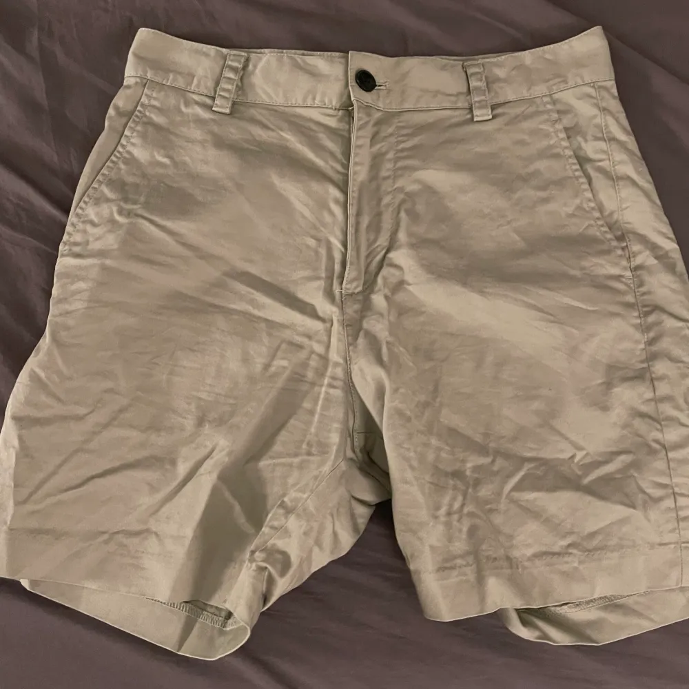 H&m shorts som är använd 1-2 gånger bra skick och inget slitet skön pass form. Shorts.