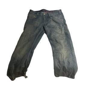 ett par drainiga jeans från tommy hilfiger med bra passform för dig som gillar lite baggy, de är i bra skick. passar båda kön (möts upp och fraktar)