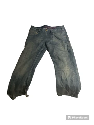 tommy hilfiger jeans - ett par drainiga jeans från tommy hilfiger med bra passform för dig som gillar lite baggy, de är i bra skick. passar båda kön (möts upp och fraktar)