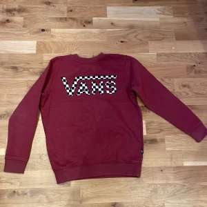 Vans tröja - Hej jag säljer min Vans tröja pga att den är för liten som ni ser så ar den ett litet håll