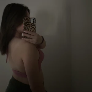 Rosa topp  - Älskar den här toppen men den har tyvärr blivit för liten, skönt , material och sitter superfint på kroppen 