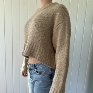 Croppad sweater  - En beige/brun stickad sweater som är lite mot det croppad håller. Supersnygg och enkel att styla. 
