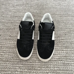 Valentino flycrew - Intressekoll på mina valentino flycrew i storlek 35 (passar 36) En nit saknas och endast skorna ingår. Hör gärna av dig vid intresse så kan vi diskutera pris mm