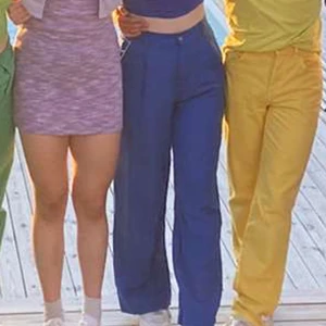 Blåa linnebyxor - Blåa linnebyxor från Lindex. Högmidjade med rak passform. Går ner till fötterna på mig som är 168 cm. 