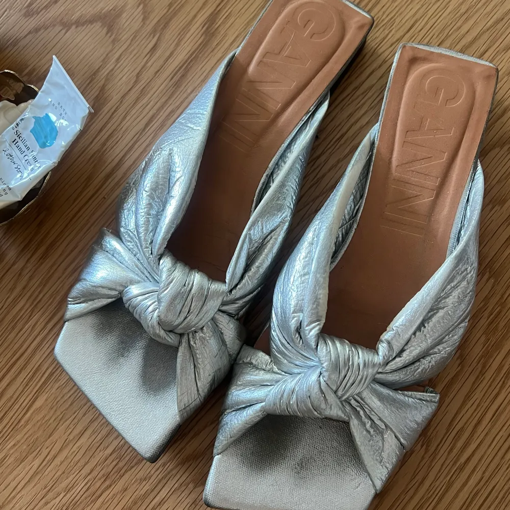 Säljer ett par otroligt snygga sandaler från ganni. Inköpta i Juni i somras och endast använda 2 gånger. Jag har storlek 39 men i dessa 40 pågrund av ganska tajta. Jag skulle säga att de passar 38-40 beroende på storleken på foten!. Kengät.