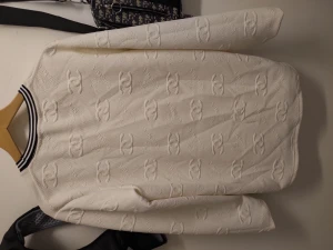 Chanel  - Hej? Bilderna är kanska slarvig tagen. Skick är bättre var det ser ut på foton,,,önska bättre bilder kan jag fixar