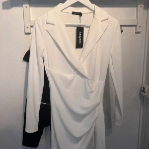 Student klänning  - Säljer nu en student klänning, köpt från Boohoo. Klänningen är i bra skick då den är oanvänd! 