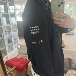 Tunn peakjacka - Säljer nu min tunna vår-peakjacka för att jag har två stycket hemma. Nypris 1600kr, säljer nu för 600, pris kan diskuteras.
