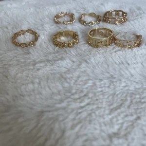 Guldfärgade ringar  - 7 jätte fina ringar till salu! Jätte fint skick och använts 2 gånger. Köparen står för frakten.